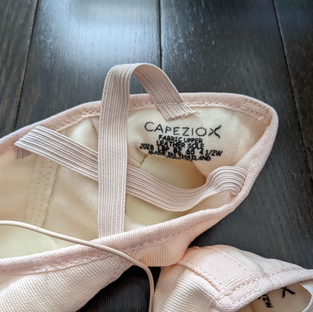 Capezio Womens 2028 Canvas Juliet Ballet Slipper/Shoe, 4.5 Wide (4 1/2 W) - Picture 3 of 5
